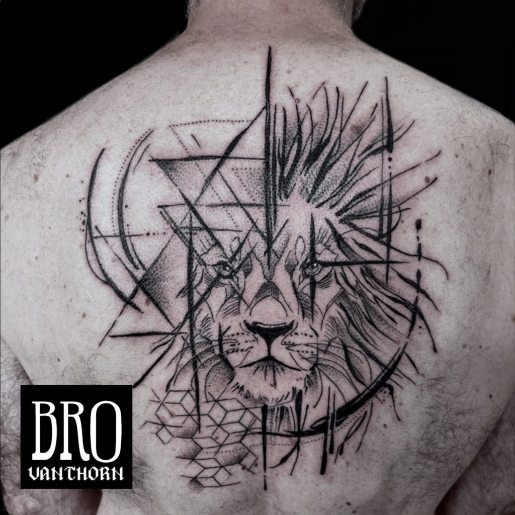 Tête de lion graphique tatouée sur dos par Bro Vanthorn