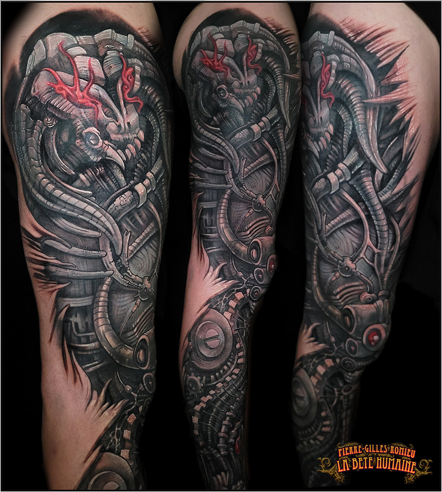 Démon biomécanique tatoué sur toute la longueur de la jambe par Pierre-Gilles Romieu