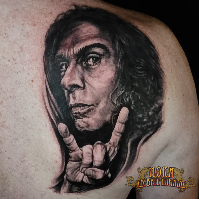 Portrait en noir et gris de Ronnie James Dio par Moka