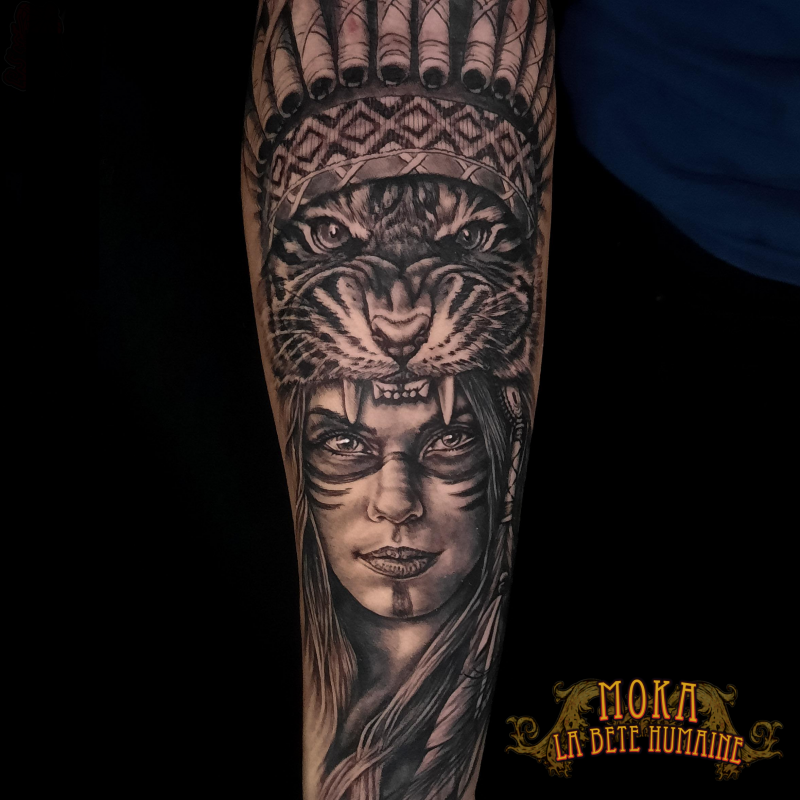 Portrait réaliste d’une autochtone avec coiffe féline, tatoué par Moka