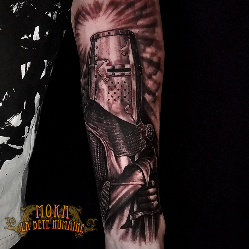 Croisé à grand heaume et épée tatoué par Moka