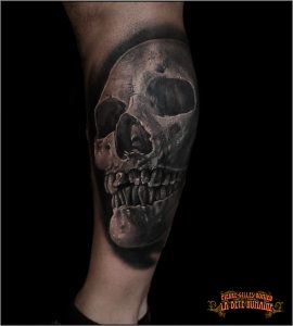 Crâne en noir et gris réalisé pour recouvrir un ancien tattoo par Pierre-Gilles Romieu