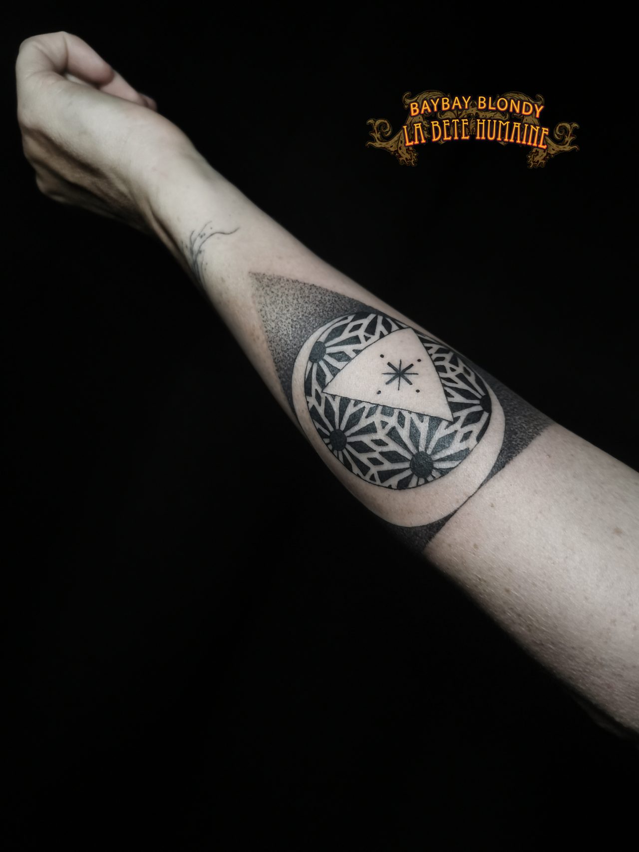 Tatouage graphique entre cercles et triangles réalisé par Baybay Blondy