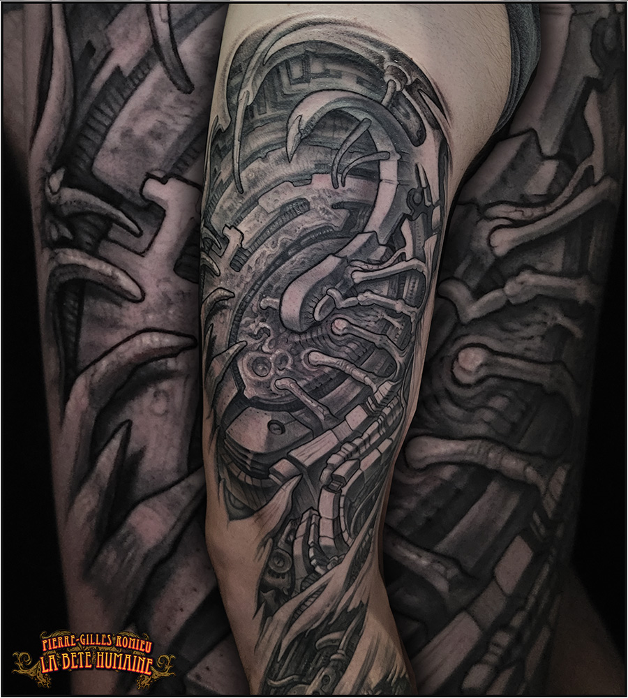Figure arachnéenne organique et biomécanique tatouée par Pierre-Gilles Romieu