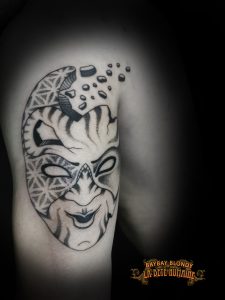 Masque en décomposition tatoué par Baybay Blondy