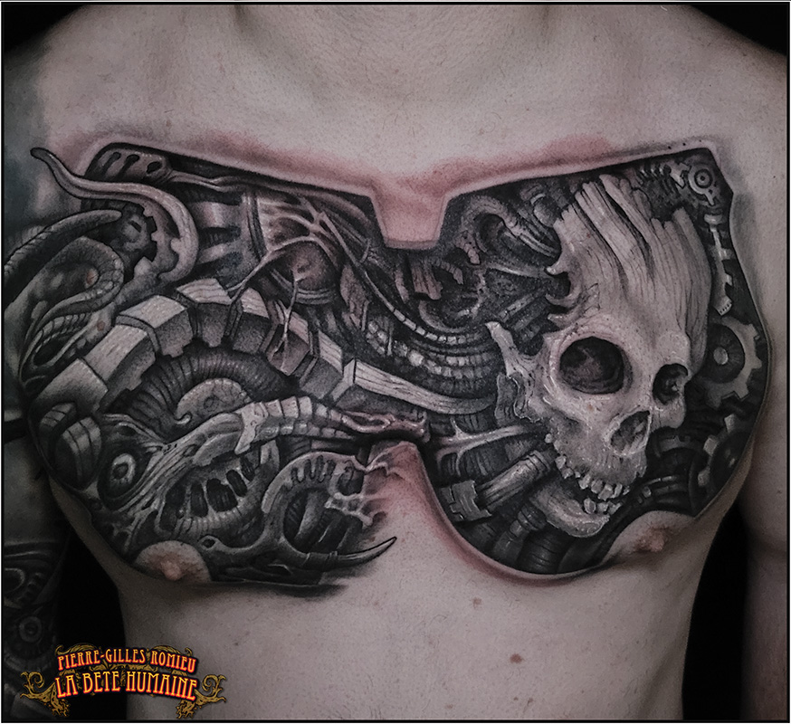 Composition entre crâne et biomécanisme tatouée sur les pectoraux par Pierre-Gilles Romieu