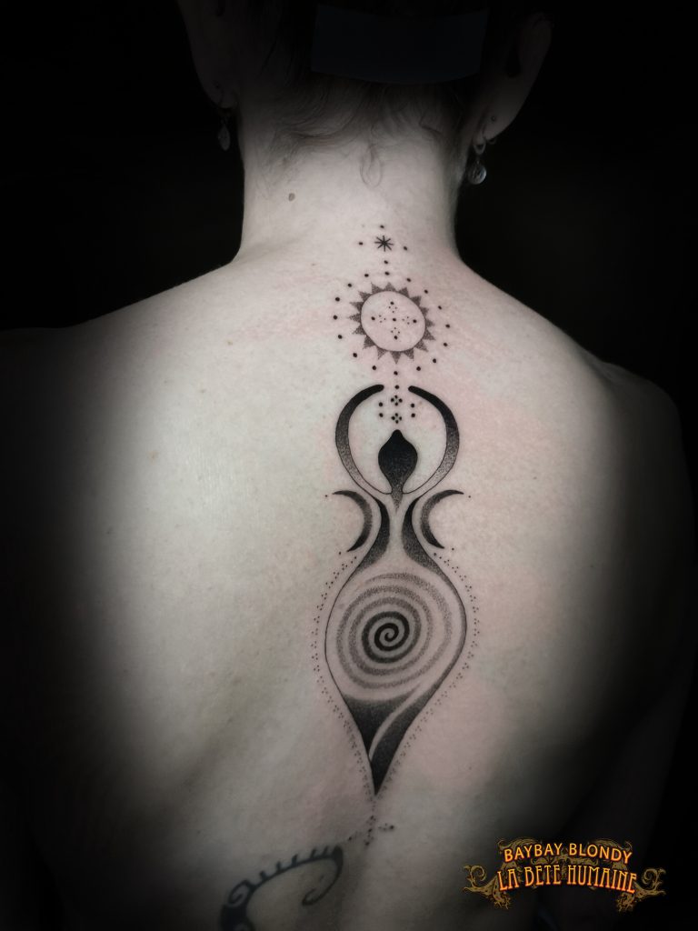 Tatouage graphique réalisé du dos à la nuque par Baybay Blondy