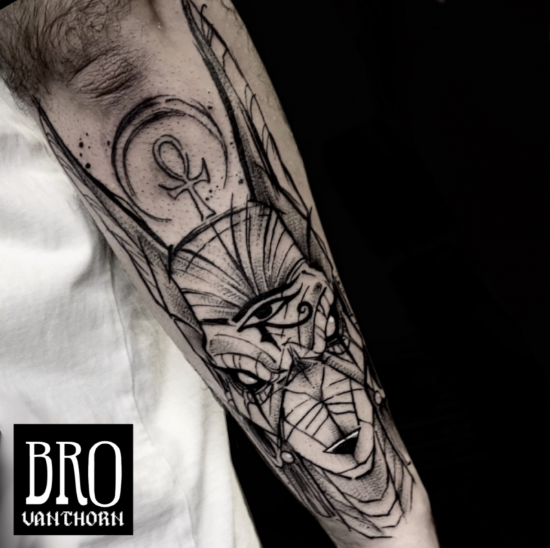 Tatouage du dieu égyptien Anubis réalisé façon sketchy par Bro Vanthorn