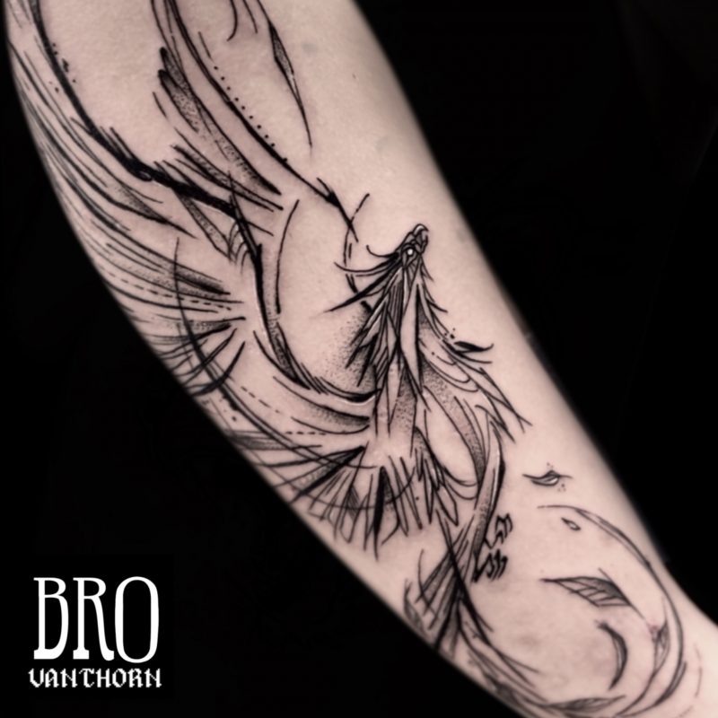 Tatouage de phénix façon sketchy réalisé par Bro Vanthorn