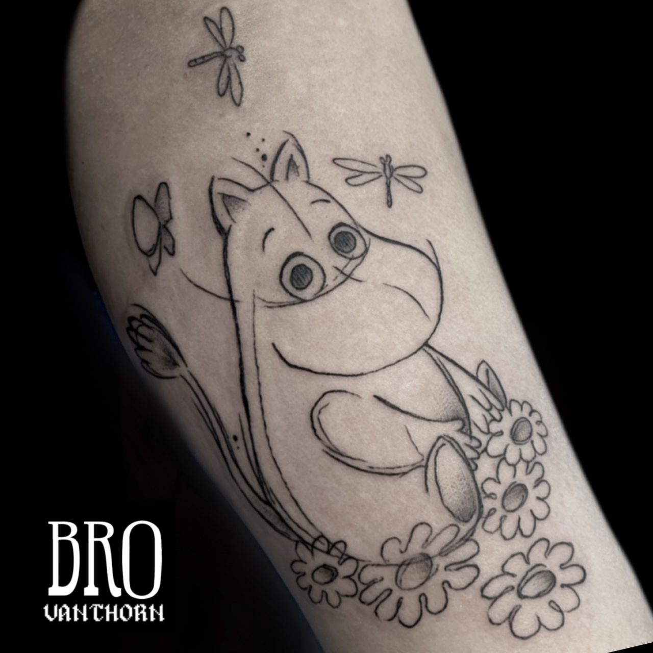 Tatouage de Moumin façon sketchy réalisé par Bro Vanthorn