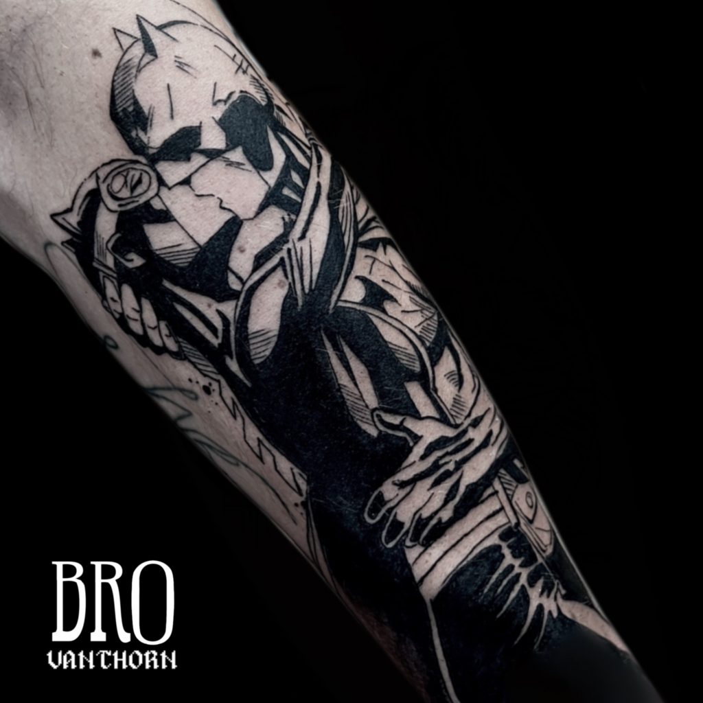 Tatouage sketchy de Batman embrassant Catwoman réalisé par Bro Vanthorn