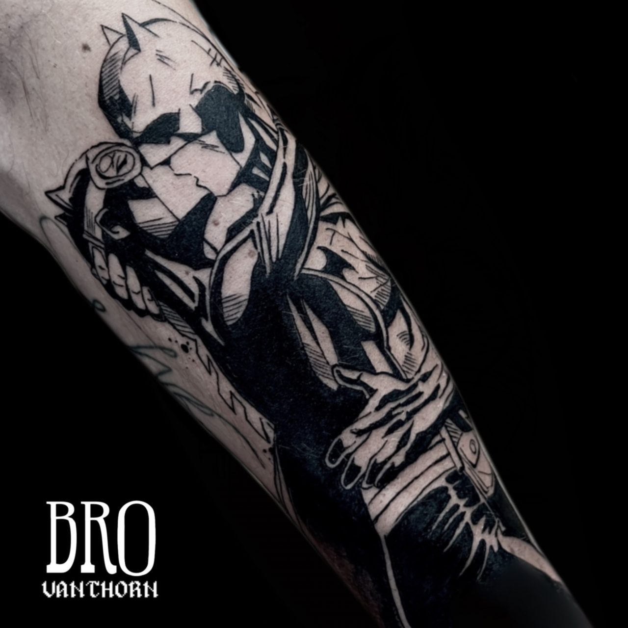 Tatouage sketchy de Batman embrassant Catwoman réalisé par Bro Vanthorn