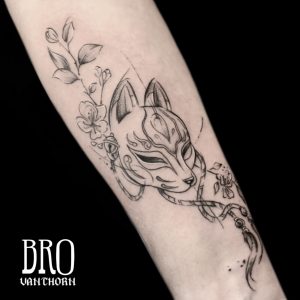 Tatouage de masque kitsune réalisé par Bro Vanthorn