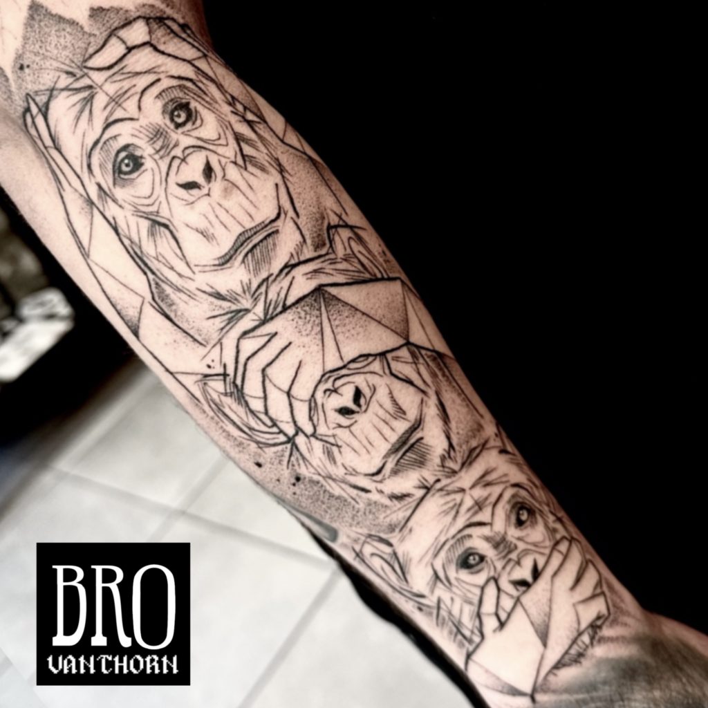 Tatouage sketchy des trois singes de la sagesse réalisé par Bro Vanthorn