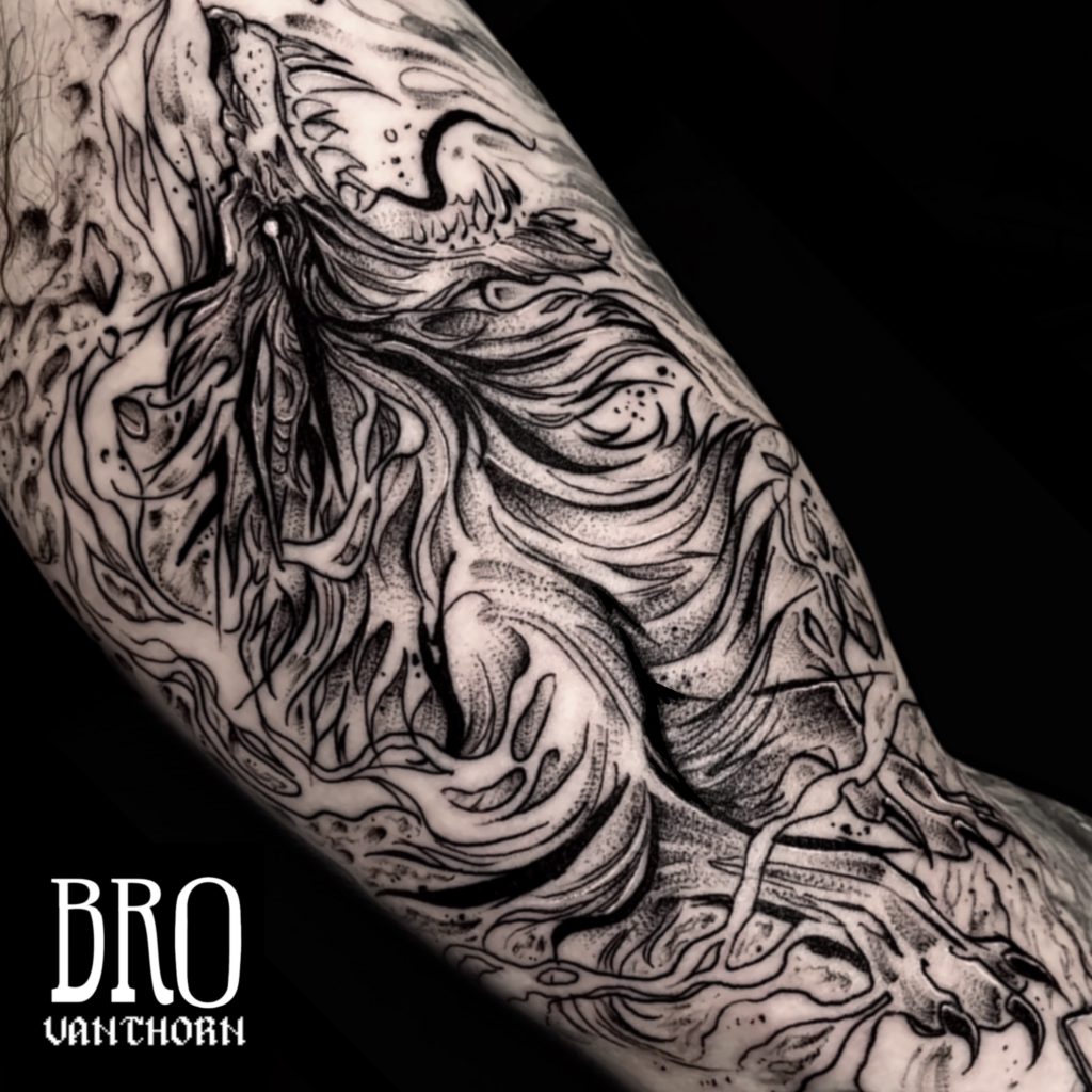 Tatouage sketchy de loup hurlant réalisé par Bro Vanthorn