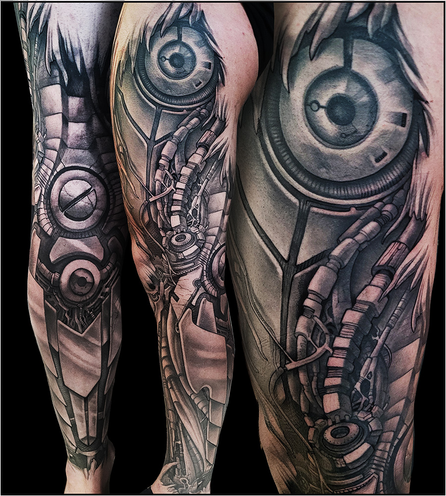 Composition mécanique tatouée sur jambe par Pierre-Gilles Romieu