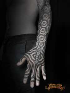 Tatouage en hexagones réalisé en noir et gris par Baybay Blondy