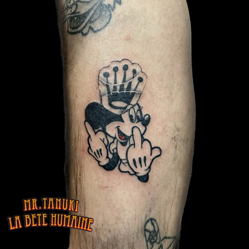 Souris Disney pas très polie tatouée par Peter Galt