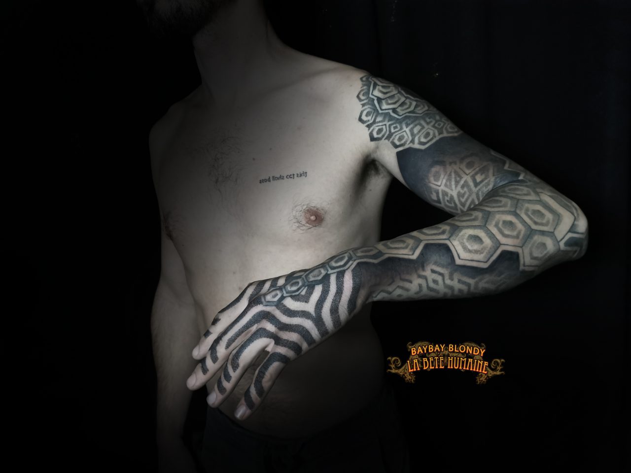 Bras gauche géométrique complet tatoué par Baybay Blondy