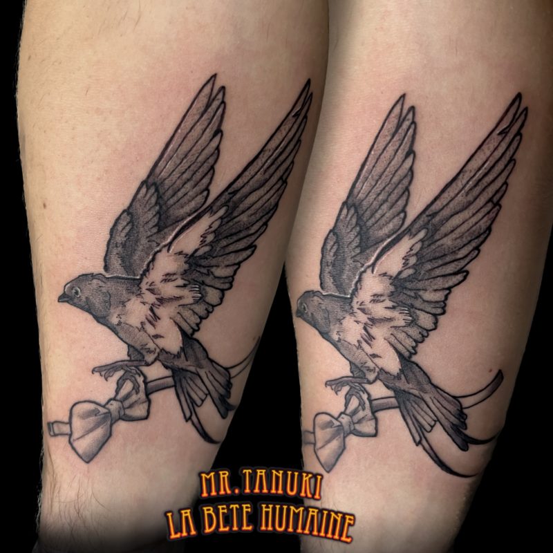 Hirondelle tatouée en noir et gris par Peter Galt