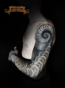 Spirale à l’épaule et bras complet tatoués par Baybay Blondy