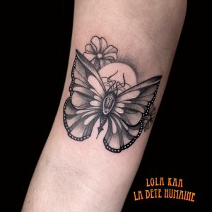 Papillon néo-traditionnel tatoué en noir et gris par Lola Kaa