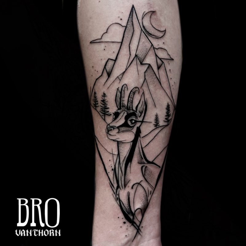 Chamois devant la montagne tatoué par Bro Vanthorn