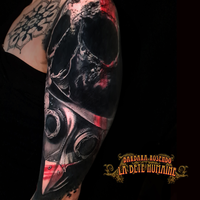 Crâne et masque à gaz dans une composition réaliste tatouée par Barbara Rosendo