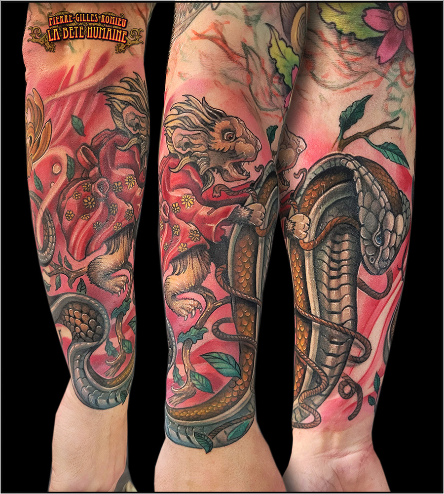 Tatouage newschool et néotraditionnel d’une lutte entre un rat et un cobra, réalisé par Pierre-Gilles Romieu