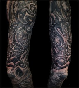 Cover up noir et gris en texture organique tatoué par Pierre-Gilles Romieu