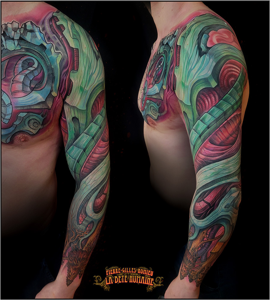 Bras et pectoral complets entre biomécanique, organique et minéral tatoués par Pierre-Gilles Romieu