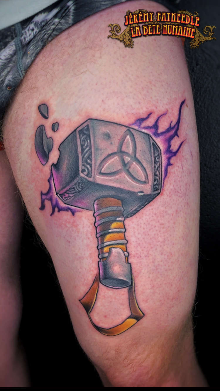 Mjöllnir new school, le marteau à manche court de Thor, tatoué par Jérémy Fatneedle