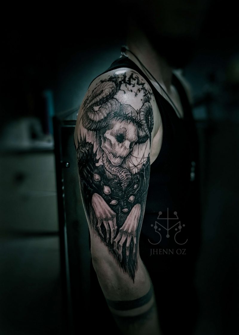 Tatouage obscur à cornes réalisé par Jhenn Oz