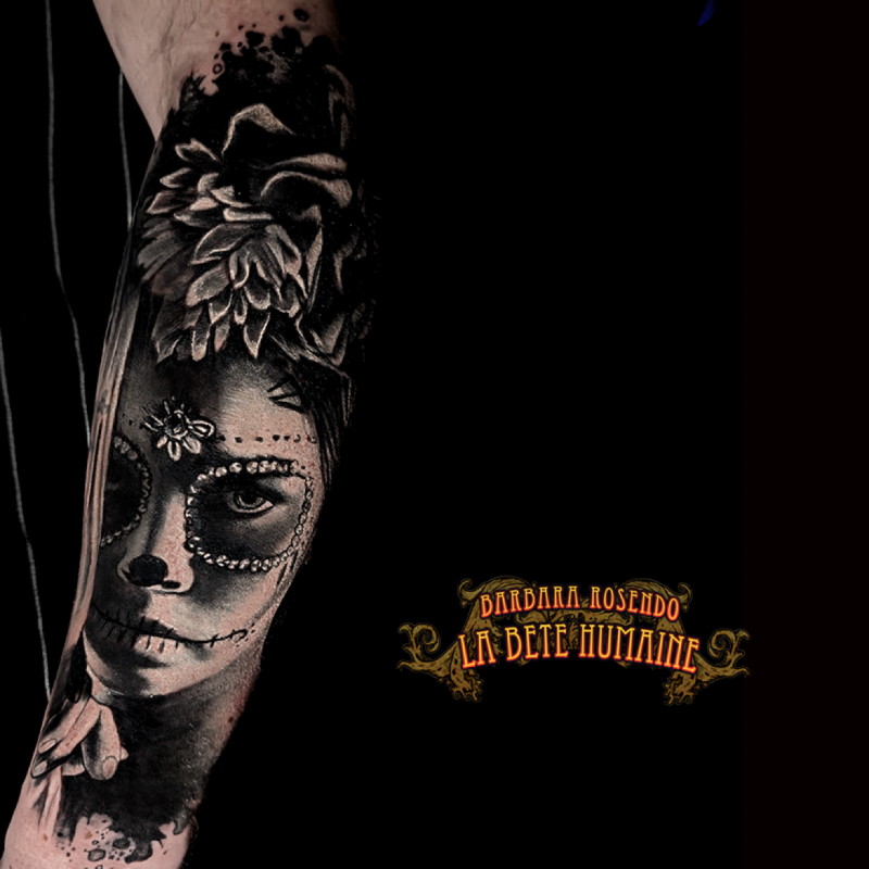 Portrait réaliste d’une Catrina tatoué en noir et gris par Barbara Rosendo