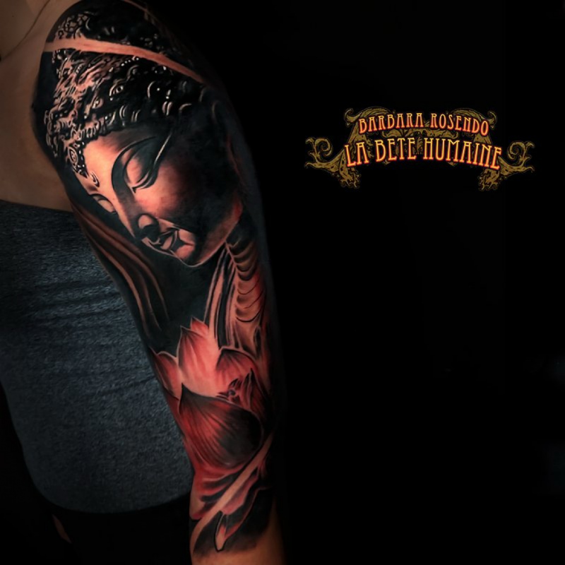 Tatouage réaliste d’une statue du Bouddha réalisé par Barbara Rosendo