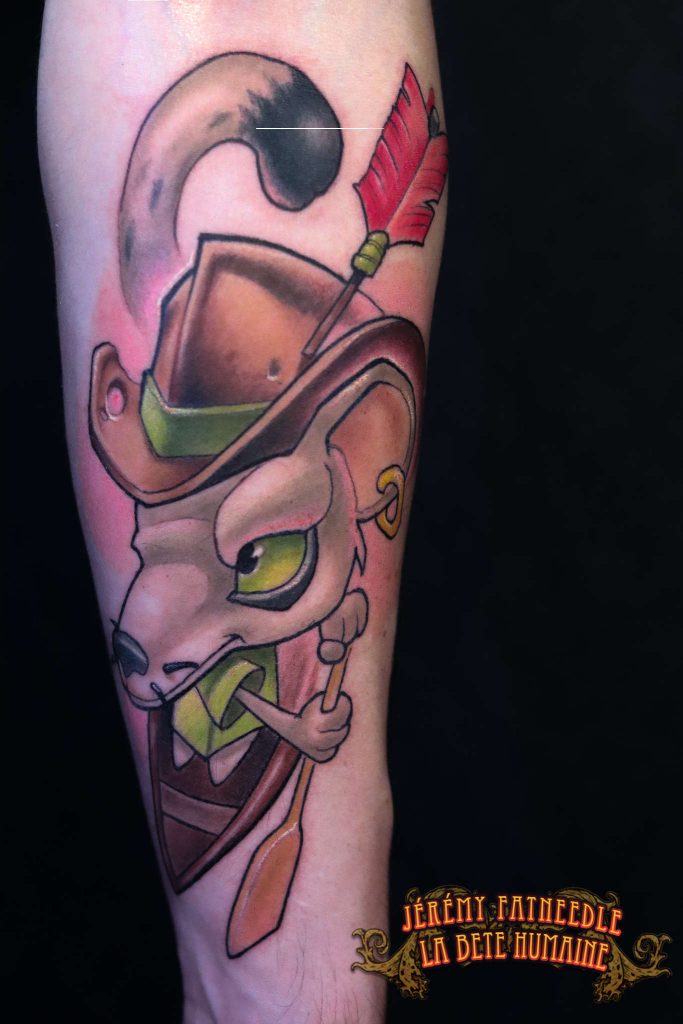 Rongeur new school à chapeau ramant sur une barque, tatoué par Jérémy Fatneedle
