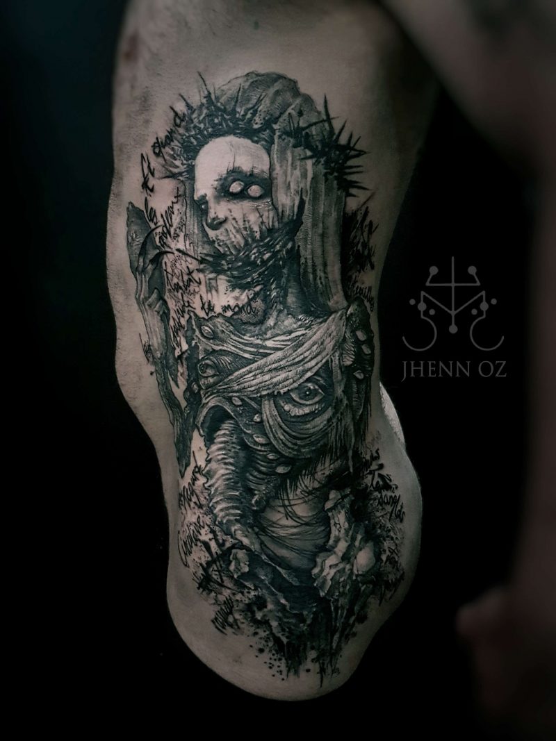 Tatouage lugubre sur le flanc réalisé par Jhenn Oz