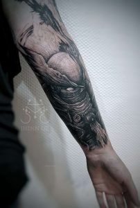 Tatouage occulte sur l’avant-bras réalisé par Jhenn Oz.