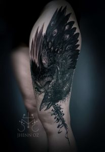 Tatouage dark avec un oiseau noir réalisé par Jhenn Oz