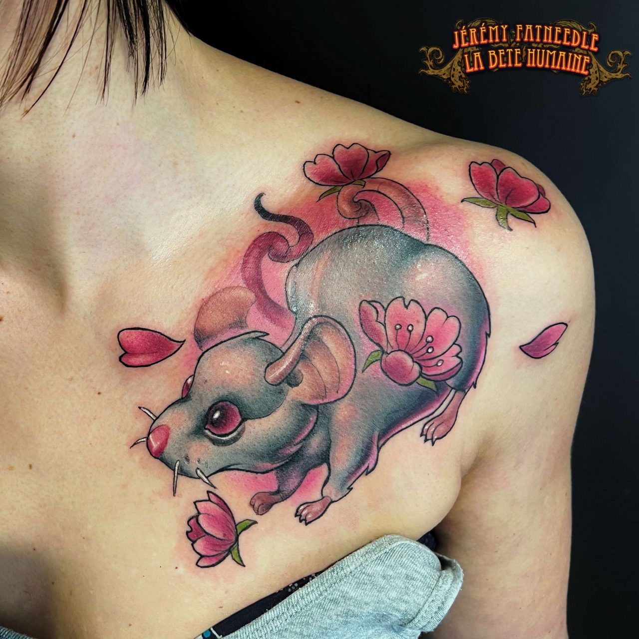 Souris new school à fleurs roses tatouée par Jérémy Fatneedle