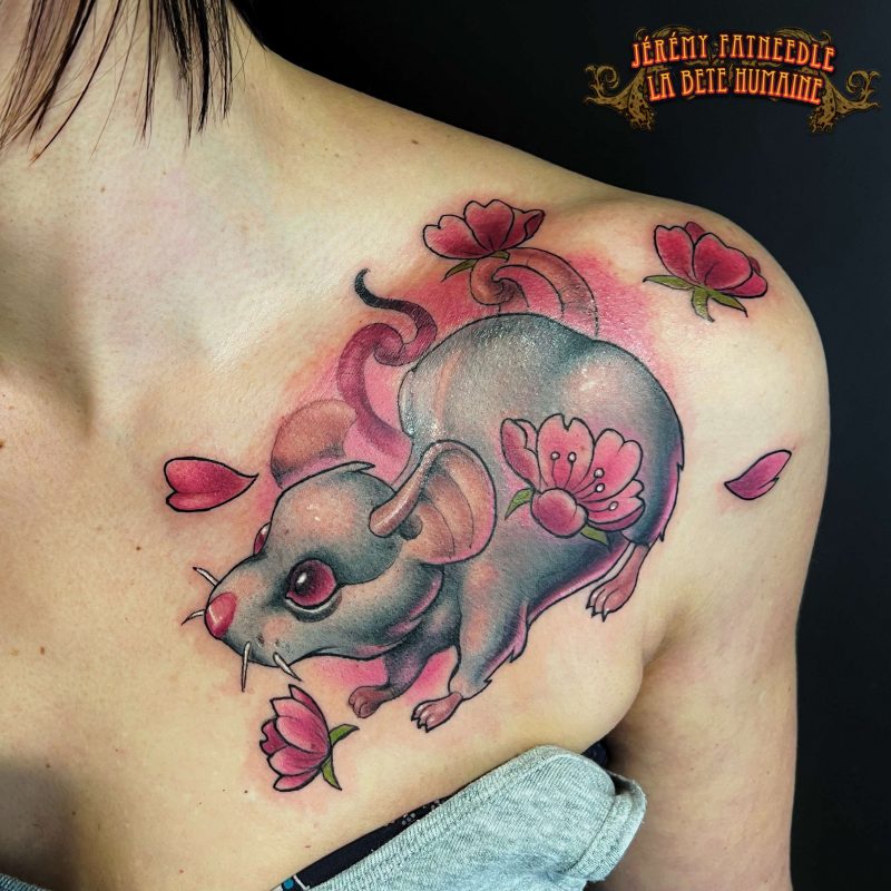 Souris new school à fleurs roses tatouée par Jérémy Fatneedle