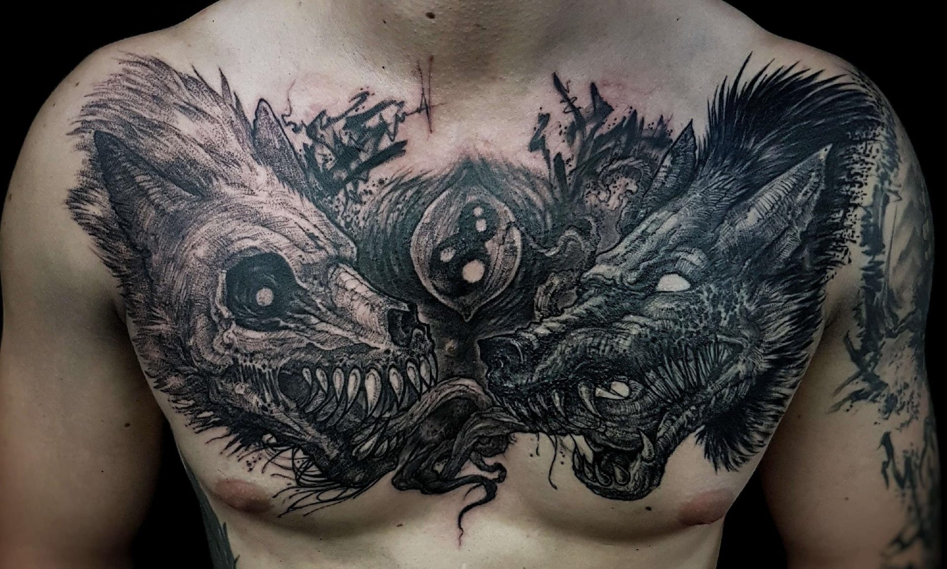 Tatouage obscur entre chien et loup réalisé par Jhenn Oz