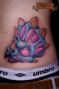 Tricératops new school sous LSD tatoué par Jérémy Fatneedle