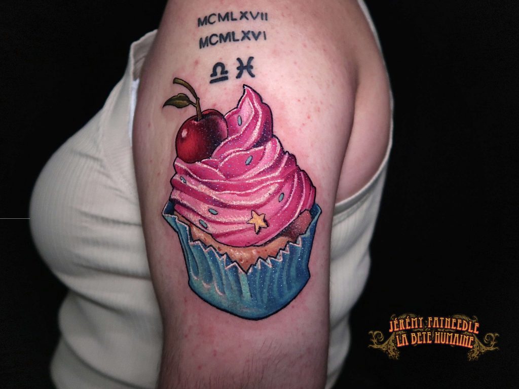 La cerise sur le cupcake tatouée façon new school par Jérémy Fatneedle