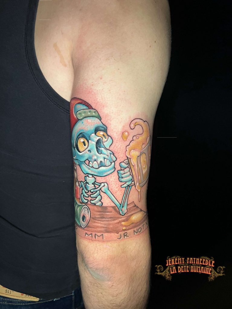 Squelette new school bleu buvant une chope de bière tatoué par Jérémy Fatneedle