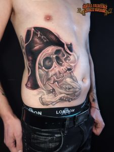 Crâne de pirate à chapeau tricorne tatoué par Jérémy Fatneedle