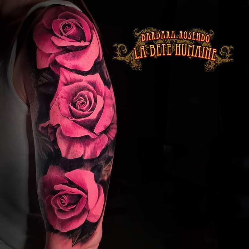 Tatouage de trois roses réalistes de couleur roses, réalisé par Barbara Rosendo