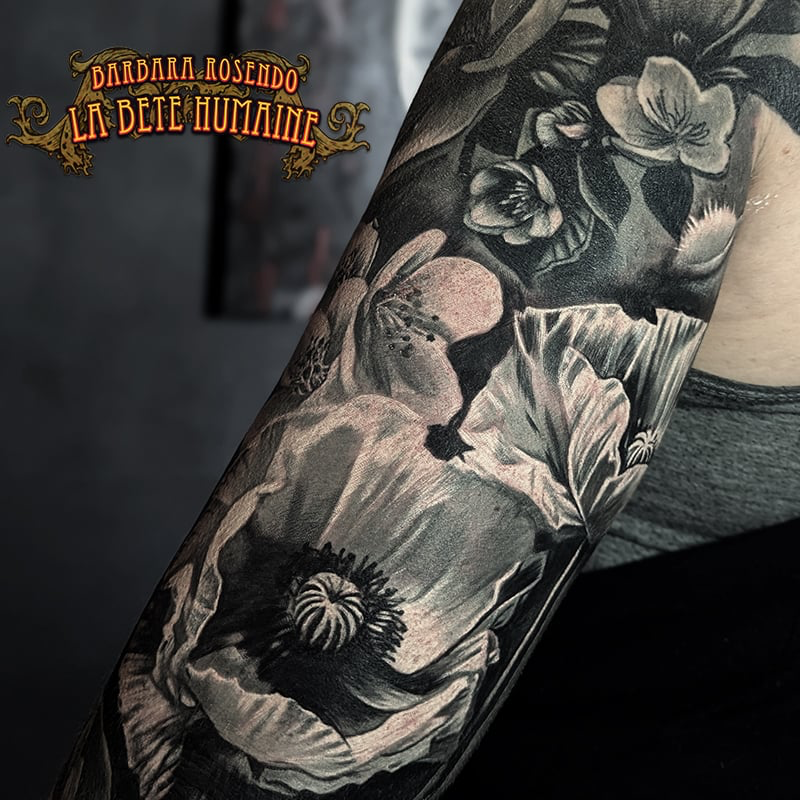 Tatouage de fleur en réalisme noir et gris : pavots et fleurs de cerisier, réalisé par Barbara Rosendo au salon La Bête Humaine, Paris