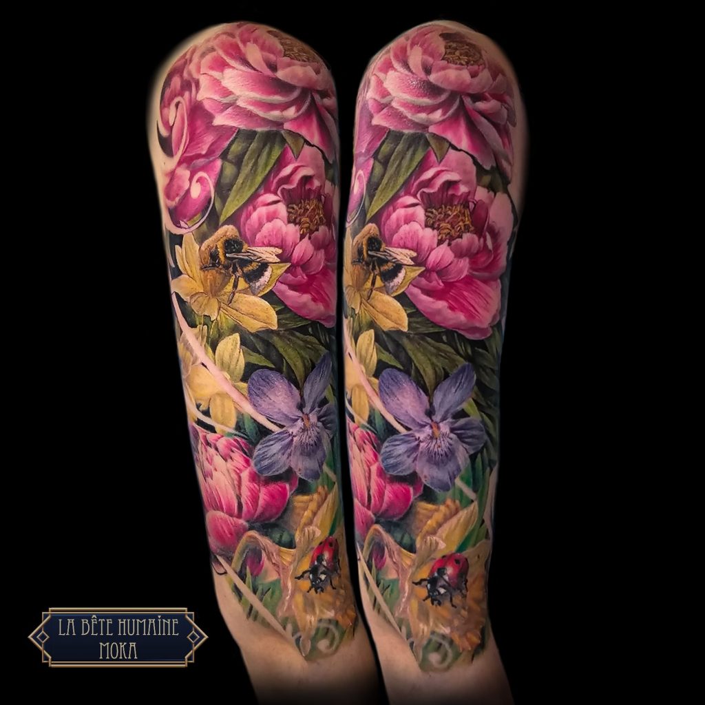 Tatouage de fleurs réaliste - Bras complet pivoines, abeilles & coccinelle - Paris