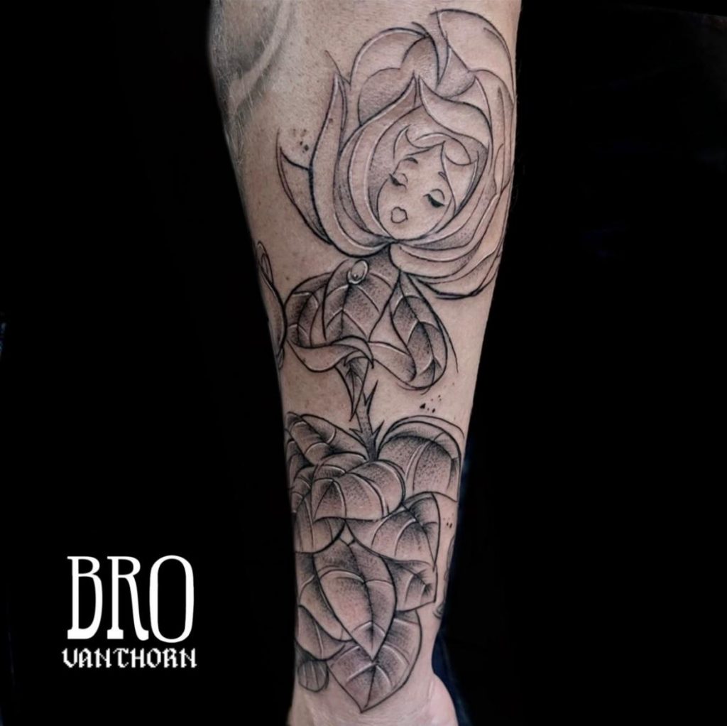 Tatouage sketchy d'une fleur en ligne fine, réalisé par Bro Vanthorn